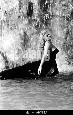 LA DOLCE VITA 1960 Riama Pathe  film with Anita Ekberg in the Trevi Fountain scene Stock Photo