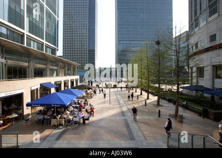 London office workers eating lunch in pavement cafe in London Docklands Stock Photo