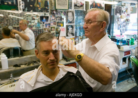 Floyd cutting hair at Floyd s City Barber Shop in Mount Airy North Carolina the town featured in Mayberry RFD and home of Andy Stock Photo