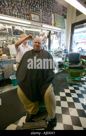 Floyd cutting hair at Floyd s City Barber Shop in Mount Airy North Carolina the town featured in Mayberry RFD and home of Andy Stock Photo