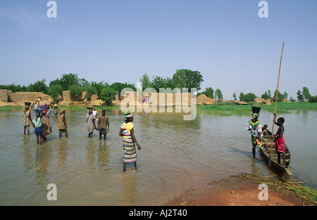 Villagers crossing the swollen and overflowing River Niger to get to their village of Dague Womina, Mali Stock Photo