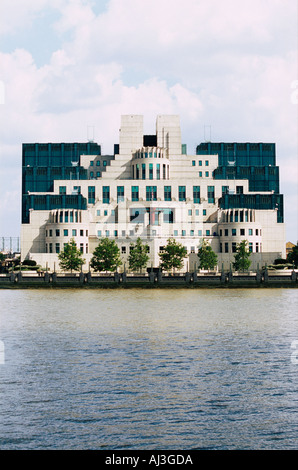The headquarters of MI6 British military intelligence on the bank of ...