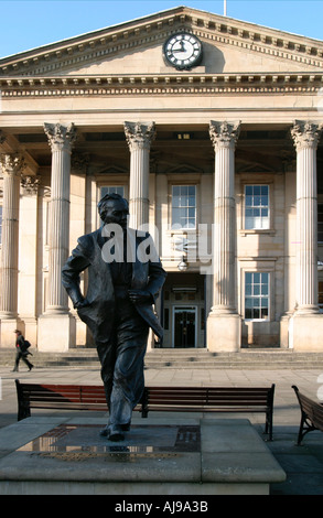 Statue of Harold Wilson Lord Wilson of Rievaulx Huddersfield Parliament Railway Station Stock Photo