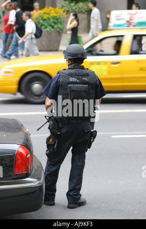 NYPD police with automatic weapon anti terror unit Stock Photo - Alamy