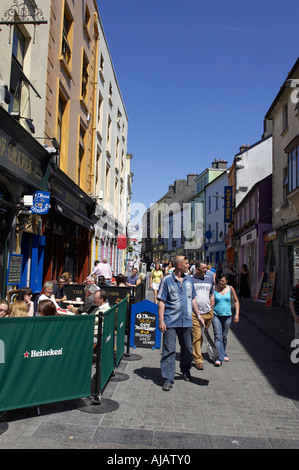 pedestrians and drinkers enjoying a sunday afternoon drink in the bunch of grapes pub high street Stock Photo