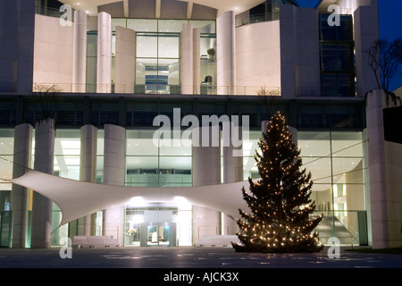 DE DEU Bundesrepublik Deutschland Hauptstadt Berlin The German Chancellery at Christmas Time No third party rights available Stock Photo