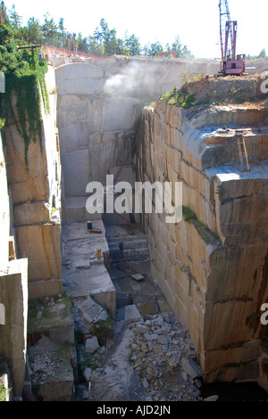 Workers drilling and cutting blocks at a granite quarry in Elberton Georgia Stock Photo