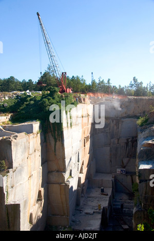 Workers drilling and cutting blocks at a granite quarry in Elberton Georgia Stock Photo