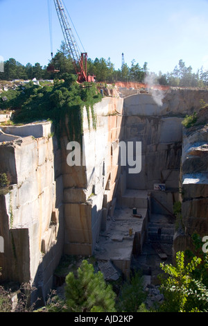 Workers drilling and cutting blocks at a granite quarry in Elberton Georgia Stock Photo