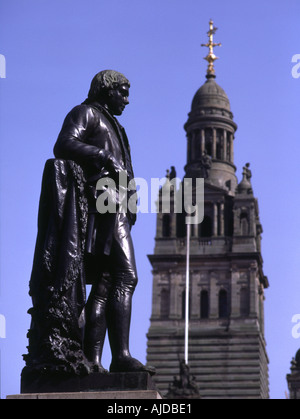 dh  GEORGE SQUARE GLASGOW SCOTLAND Robert Burns statue and City Chambers buildings tower Stock Photo