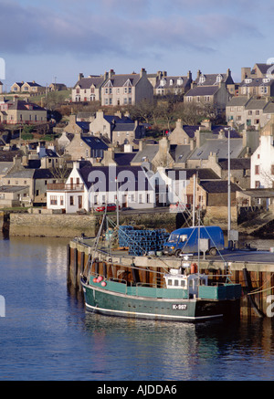 dh Scotland harbor town STROMNESS HARBOUR ORKNEY Diving boat quayside houses scottish seafront harbours scene Stock Photo