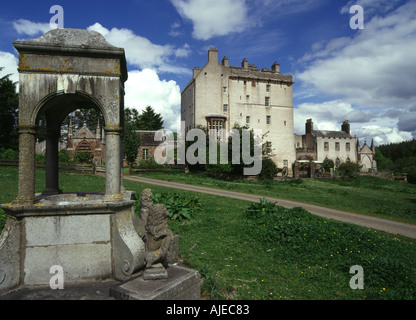 dh Delegatie Castle TURRIFF ABERDEENSHIRE Stately home fountain and house scotland scottish estate Stock Photo