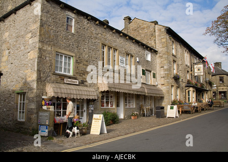 GRASSINGTON NORTH YORKSHIRE UK Upper Wharfedale's principle village has kept its charm with the small cobbled market square Stock Photo