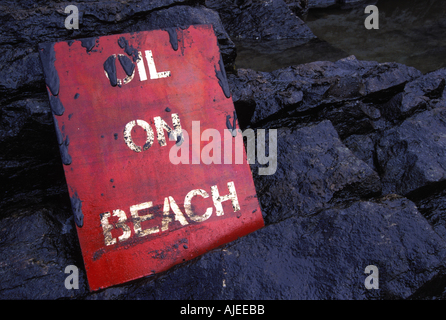 Oil on beaches following the 72 000 tonne oil spill on the Pembrokeshire coast from the Sea Empress oil tanker Stock Photo