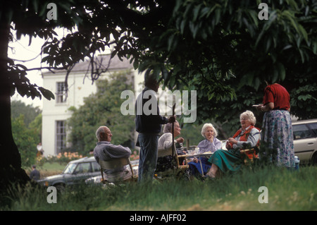 Country house sale auction Newnham Hall Northamptonshire 1994 viewing day people picnic having a day out at a local auction 1990S UK  HOMER SYKES Stock Photo