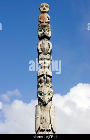 Totem pole near the Sheet ka Kwaan Naa Kahidi Tribal Community House Stock Photo