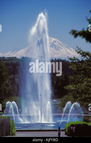 Drumheller Fountain And Mt Rainier View From Quadrangle on University Of Washington Campus Seattle Washington Stock Photo