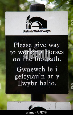 Please Give Way to Working Horses Sign on the Llangollen Canal near Llangollen Wharf  North Wales Stock Photo
