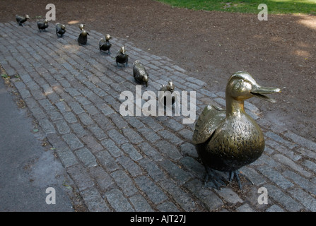 Statues of mother duck and her ducklings from th children's book, 'Make Way for Ducklings', in the Boston Public Graden, USA Stock Photo