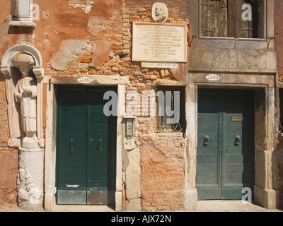 Tintoretto's Tintoretto house Campo dei Mori Moor statue building exterior  Cannaregio Venice Veneto Italy Europe Stock Photo