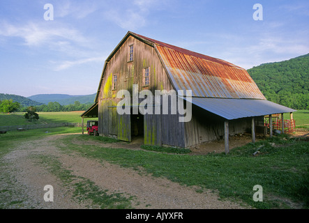 A view of a barn on a remote farm in the Ozark Mounains near the Buffalo River Stock Photo