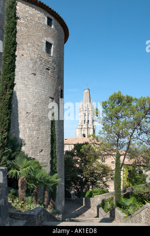 Church of Sant Feliu from path round the Cathedral and Old City Walls, Passeig Arqueologic, Girona (Gerona), Catalunya, Spain Stock Photo