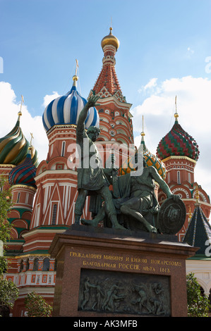 SAINT BASILS CATHEDRAL AND STATUE OF KUZMA MININ AND PRINCE DMITRY POZHARSKY RED SQUARE MOSCOW Stock Photo