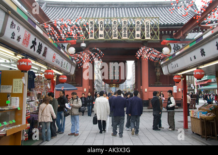 People shopping near the Kaminari-mon Gate, Tokyo, Japan Stock Photo