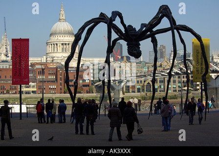 Maman Spider sculpture at  London Tate Modern with Dome of St Pauls cathedral and River Thames beyond Stock Photo
