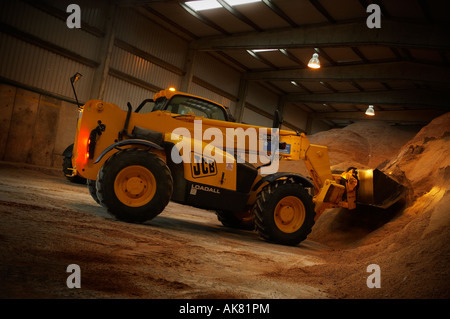 YELLOW JCB MECHANICAL LOADER MOVING ROCK SALT AND GRIT Stock Photo - Alamy
