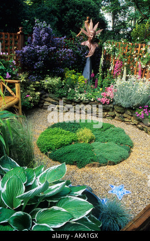 Chelsea Flower Show 2000 design Godstone garden club thyme wheel in fantasy garden Stock Photo
