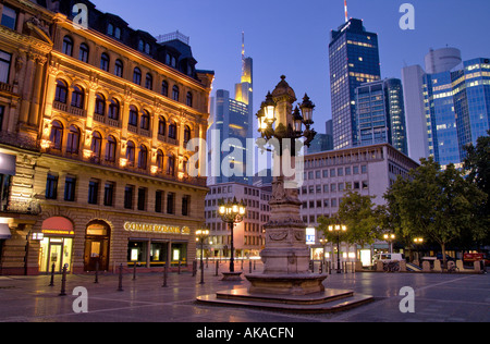 Frankfurter Banken Gebäude vom Opernplatz aus, Kontrast alt zu modern | modern finance buildings in contrast to old one Stock Photo