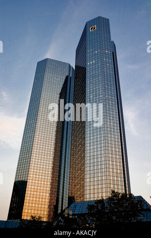 Deutsche Bank Hochhaus in Frankfurt am Main im Morgenlicht | finance skyscraper of Dt Bank in Frankfurt Main Stock Photo