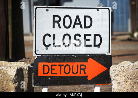 3889 ROAD CLOSED, ARROWS, SIGNS, ROAD SIGNS, TRAFFIC, COMMUNICATIONS, SYMBOLS, DIRECTIONS, TRANSPORTATION, OBJECTS, INFORMATION Stock Photo