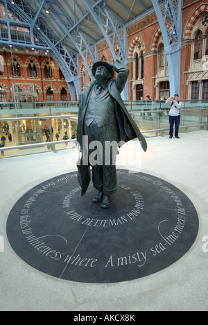 St Pancras International railway station concourse bronze statue of Sir John Betjeman with some writings on slate roundels by sculptor Martin Jennings Stock Photo