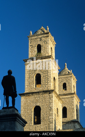 Iglesia de Jesus, general Manuel Cepeda Peraza statue at Parque Hidalgo in Merida, Yucatan, Mexico Stock Photo
