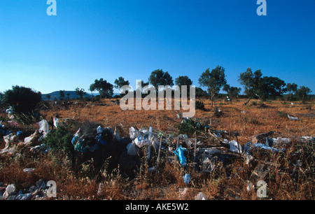 Europa, Griechenland, Lesbos, Agia Paraskevi, Müll in der Landschaft Stock Photo