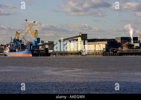 Bulk offloading raw sugar cane at Tate & Lyle's London Silvertown factory on the thames Stock Photo