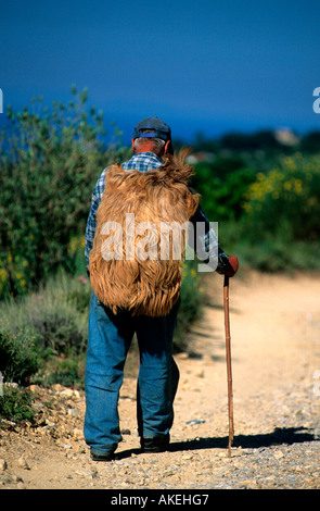 Greece, Insel Ikaria, Mann mit inseltypischem Rucksack aus Ziegenfell bei Kalamos an der Westküste Stock Photo