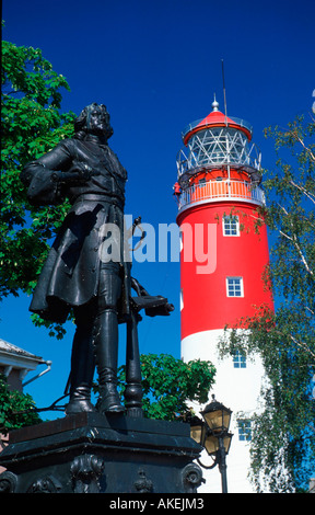 Kaliningrad, Baltijsk (Pillau), 1997 errichtetes Denkmal von Zar Peter dem Grossen beim 32 m hohen Leuchtturm (Majak), der 1813 Stock Photo