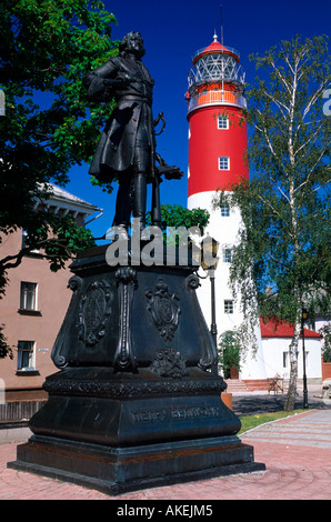 Kaliningrad, Baltijsk (Pillau), 1997 errichtetes Denkmal von Zar Peter dem Grossen beim 32 m hohen Leuchtturm (Majak), der 1813 Stock Photo