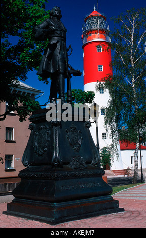 Kaliningrad, Baltijsk (Pillau), 1997 errichtetes Denkmal von Zar Peter dem Grossen beim 32 m hohen Leuchtturm (Majak), der 1813 Stock Photo