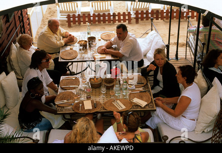 Frankreich, Cote d Azur, Cannes, Restaurant unterhalb der Promenade am Boulevard de la Croisette Stock Photo