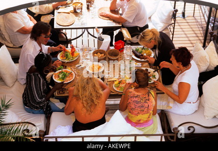 Frankreich, Cote d Azur, Cannes, Restaurant unterhalb der Promenade am Boulevard de la Croisette Stock Photo