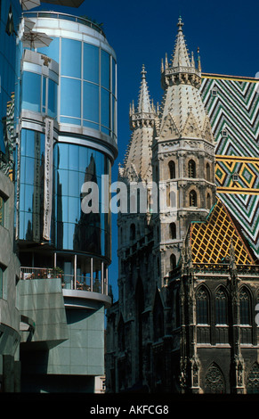 Wien I, Stephansdom und links Fassade des Anfang der neunziger Jahre vom Architekturten Hans Hollein entworfenen Haas-Hauses Stock Photo