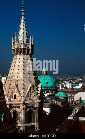 Stephansdom, Blick von Aussichtsplattform auf den 'Heidenturm' und die Kuppel der Peterskirche Stock Photo