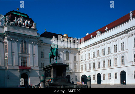 Denkmal von Kaiser Josef II, von Franz Otto Zauner aus dem Jahr 1806 vor der 1723-26 von J.E. Fischer von Erlach erbauten Nation Stock Photo