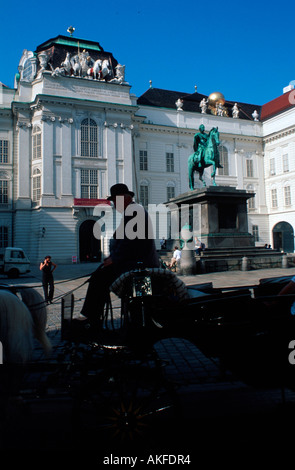 Fiaker vor dem Denkmal von Kaiser Josef II, von Franz Otto Zauner aus dem Jahr 1806 vor der 1723-26 von J.E. Fischer von Erlach Stock Photo