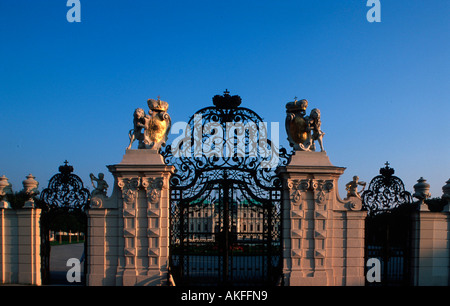 Österreich, Wien 3, Haupttor zum Oberen Belvedere mit Löwen die das Wappen des Prinzen von Savoyen tragen Stock Photo