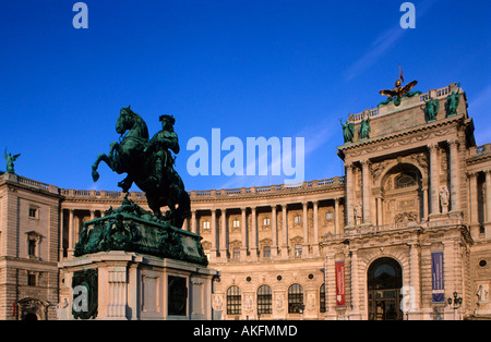 Österreich, Wien 1, Die Neue Burg, der Südostflügel der Wiener Hofburg, davor Reiterstandbild von Prinz Eugen Stock Photo